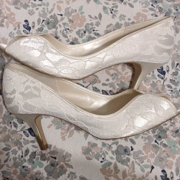 White lace heels - Picture 2 of 3